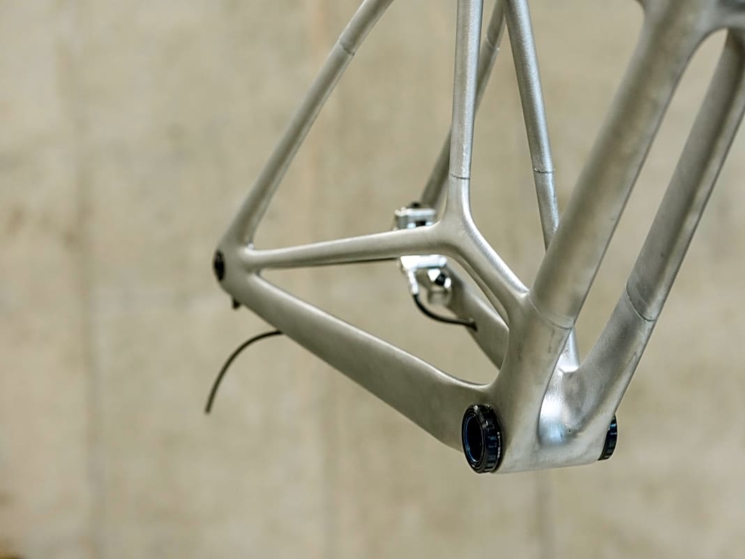 Die futuristische Form des „bike PROJECT: ride green“-Prototyps orientiert sich an den auftretenden Kräften beim Biken. Die Rohre verlaufen so, weil sie für die Belastungen im Fahrbetrieb optimal ausgelegt ist.