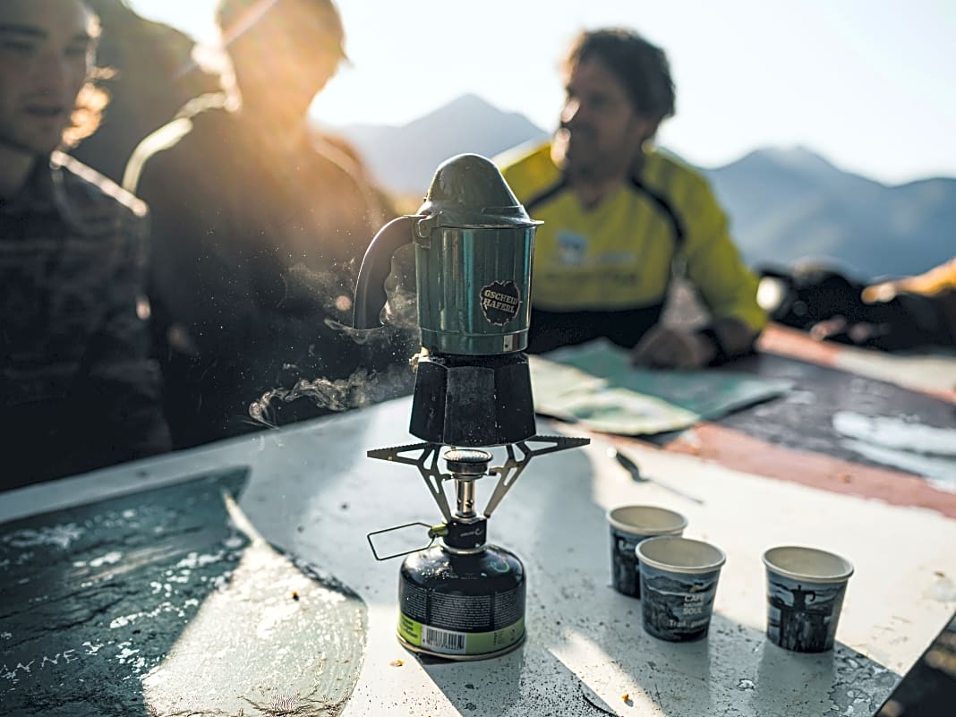 Der Kaffee am Biwak muss einfach sein – schon aus Stilgründen. Außerdem befeuert er kreative Höhenflüge bei der Touren-Planung.