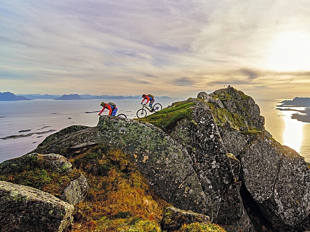 Schroff und steil ragen die Lofoten jenseits des polarkreises aus dem Nordatlantik. Ob man auf den norwegischen Inselbergen auch biken kann?