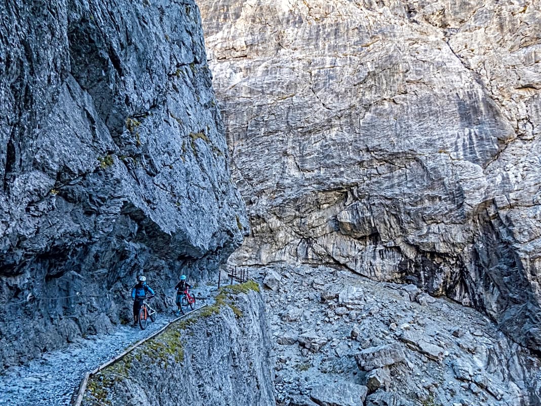 Die Felsgalerie im Val d’Uina gehört zu den Top-10-Spots der Alpen. Biken ist verboten, der Blutdruck steigt aber auch beim Schieben.