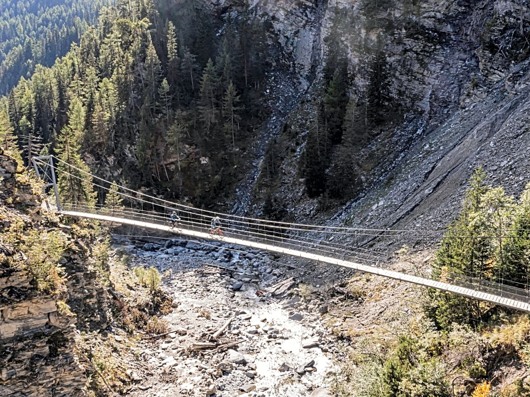 Die Hängebrücken über den wilden La Brancla im Val Sinestra versprühen Nepal-Flair.