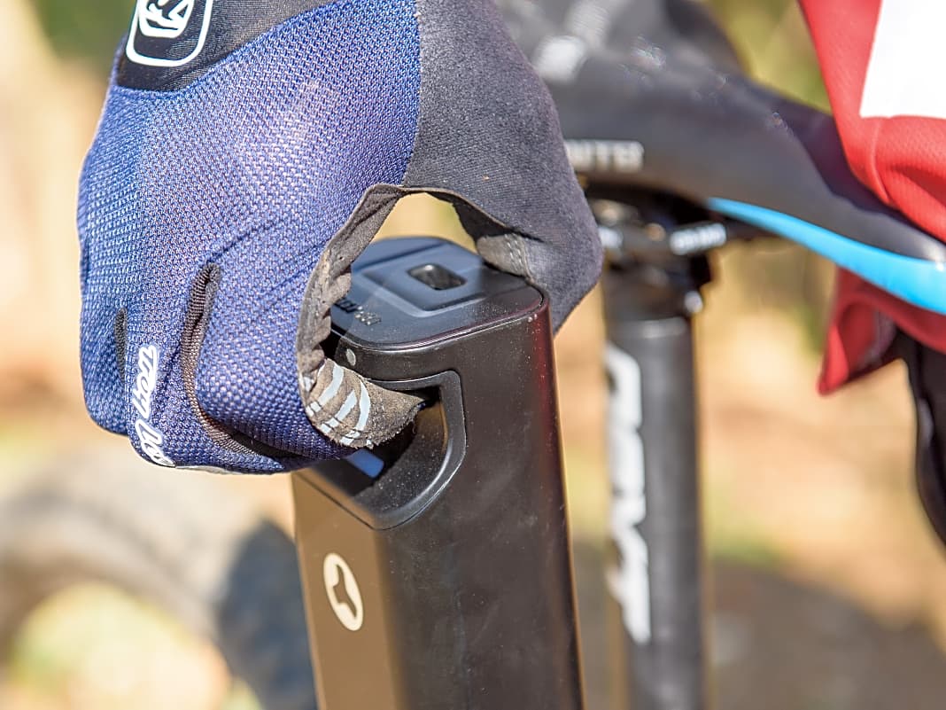 Die Handtaschenfunktion des neuen Fazua-Akkus. Mithilfe der Vertiefung im Griff wird der Akku auch gelöst, wenn man ihn aus dem Bike entnehmen möchte.