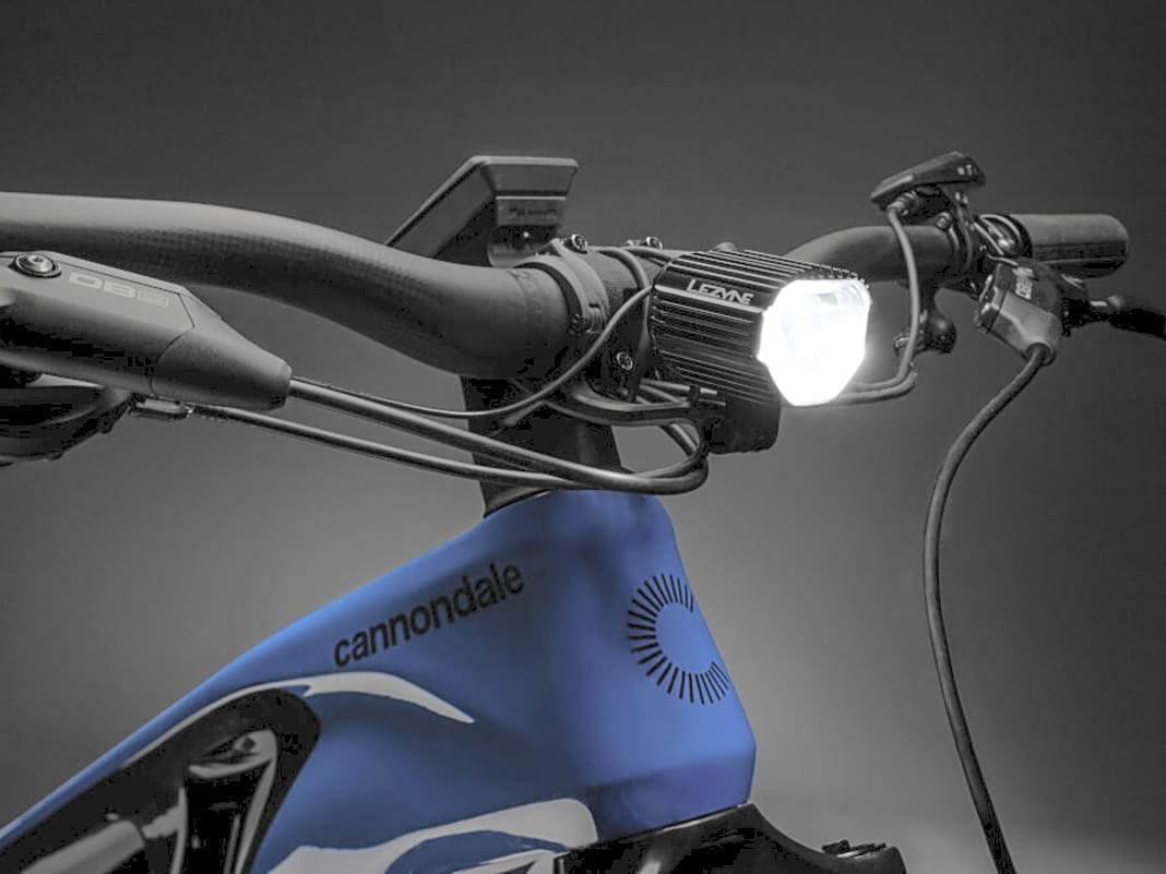Moto-Style: Mit Lampe und "Tacho" erinnert die Front fast an eine Moto-Enduro. Fehlen nur noch die Handguards.