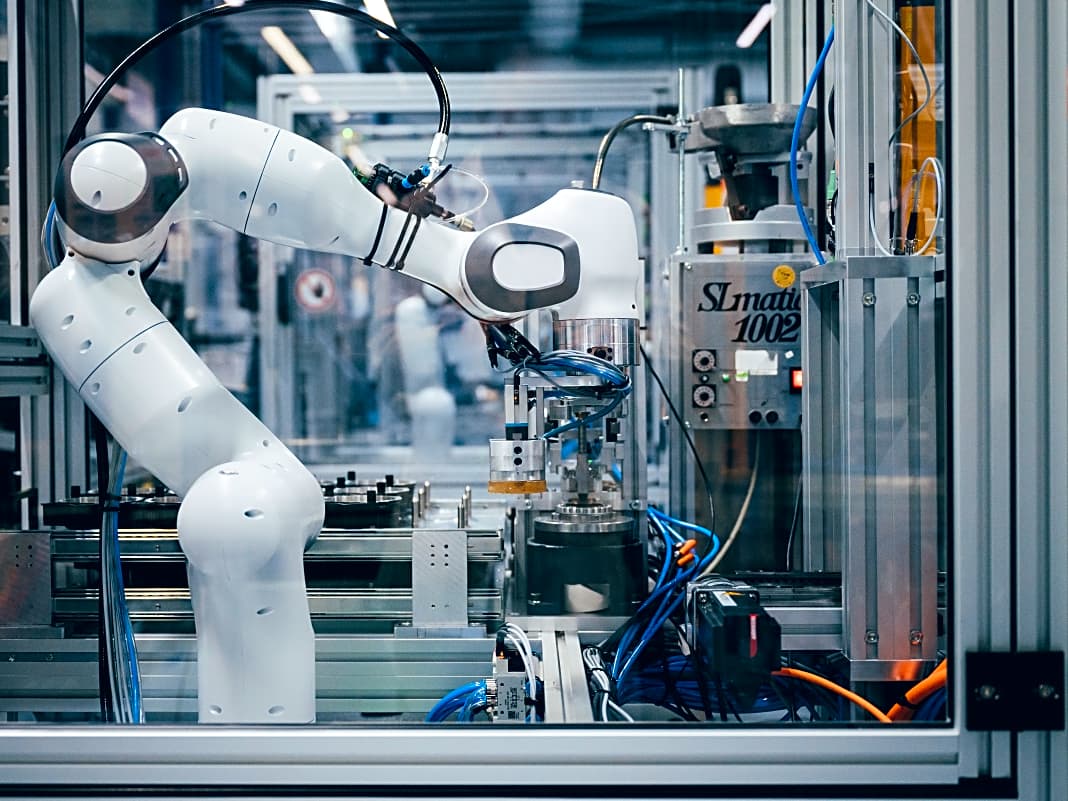 Die Roboter, die viele Produktionsschritte übernehmen, sind ebenfalls "made by TQ Systems".