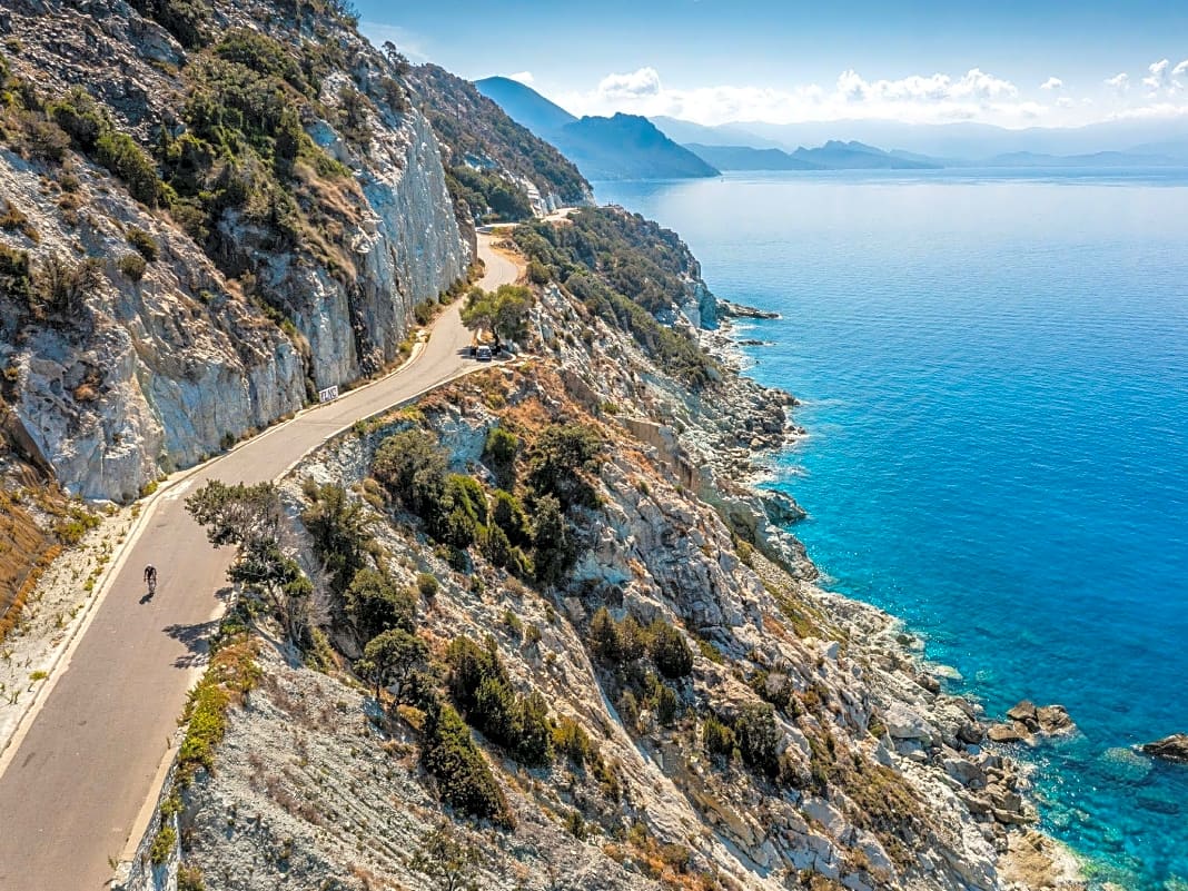 Rennrad-Touren auf der gebirgigen Schönheit im Mittelmeer