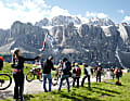 Auf dem ersten Gipfel entfaltet das Dolomiten-Panorama seine ganze Wirkung. Die Fahrer haben dafür kaum einen Blick.
