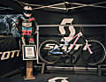 Das Rekord-Bike und der Race-Suit waren beim BIKE Festival in Leogang am Scott-Stand zu bestaunen.