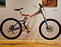 Ein Stück Firmengeschichte: Das legendäre Downhill-Bike von Shaun Palmer zählt natürlich zu den Exponaten im Firmenmuseum.

  