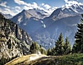 Schweiz: Supertrail Vertigo – Die Staubwolken täuschen. Der sandige Trail ist zwar weich, bietet in den Kehren aber erstaunlich guten Grip.

  