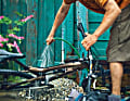 1. Fahrrad waschen: Feuchter Schlamm lässt sich direkt nach der Fahrt leicht mit dem Gartenschlauch abspülen. Angetrockneter Schmutz ist da schon hartnäckiger und will erst mal eingeweicht werden. Sprühen Sie dann das Bike mit einem Reiniger ein und lassen Sie ihn ein paar Minuten einwirken. Zum Abwaschen reicht meist Wasser, bei Ritzel und Kettenblättern helfen grobe Bürsten weiter. Finger weg vom Dampfstrahler, der hohe Wasserdruck ist der Killer für Lager und Dichtungen. Das saubere Rad kann zum Schluss noch gewachst werden, dann glänzt es auch noch nach der nächsten Ausfahrt.