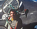 Vor 25 Jahren: Die Trans-Olymp-Pioniere Stefan Etzel und Christian Smolik mit Gepäckträger am Bike.