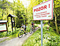"Pozor!" heißt nicht etwa Grenze, wie man es direkt an der tschechischen Grenze vermuten möchte, sondern "Vorsicht!". Pässe muss man keine vorzeigen.