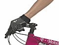 Der rechte Winkel

Die Stellung der Hand zur Bremse ist wichtig für schmerzfreies Biken. Auch bei den Dual Control. Wenn der Winkel zwischen Hand und Bremse nicht stimmt, kann das zu einer Fehlhaltung führen – Handgelenke, Schultern und Rücken schmerzen. Richten Sie die Dual-Control-Hebel wie eine normale Bremse aus. Die Finger sollten in einer Linie mit den Unterarmen stehen. BIKE-Tipp: Wer oft steiles Gelände abfährt, kippt die Dual-Control-Hebel ein wenig nach oben. So verschaltet man sich weniger.