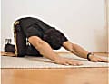 Rücken & Brustmuskeln

Durchführung: Kniestand am Boden, Arme gestreckt nach vorne. Druck mit den Schultern zum Boden. Kopf parallel zum Boden. Zur Spannungserhöhung Gesäß leicht nach hinten ziehen, aber nicht auf den Waden ablegen.