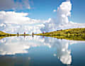 Das eigene Spiegelbild im Falkomai-See - fast unwirkliche Szenerie an einem fast windstillen Tag.