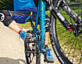 Richtiger Wheelie – 3: Seitlich austariert wird nur durch die Knie (Foto). Die Balance nach vorne und hinten behältst Du durch dosierten Einsatz der hinteren Bremse und situativen Pedaltritt.