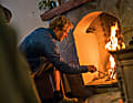 Der Kamin brennt schon, aber es gibt noch viel zu tun: Harald in seinem neuen Zuhause im Valle Argentina. 