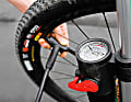 Die Standpumpe füllt Mountainbike-Reifen schnell auf. Noch schneller und für Tubeless-Reifen sind Pumpen mit zusätzlichem Druckkessel. 