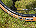 Auf den Alu-Felgen der Newmen-Laufräder drehen sich 2,35 Zoll breite Maxxis Rekon Race-Reifen im Skinwall-Optik.