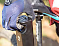 Die Handtaschenfunktion des neuen Fazua-Akkus. Mithilfe der Vertiefung im Griff wird der Akku auch gelöst, wenn man ihn aus dem Bike entnehmen möchte.