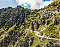 Ein Lago-Klassiker – die alte Tremalzo-Militärstraße zieht sich in unzähligen Serpentinen und durch abenteuerliche Felstunnels auf fast 1900 Meter.