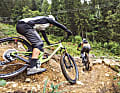 Testarbeit im Bikepark Oberammergau. Rasante Downhills stehen für die beiden Test-Duellanten genauso auf dem Programm wie Sprünge.