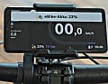 Bosch SmartphoneGrip: Das neue smarte System von Bosch kann statt mit dem Kiox-300-Display mit einem SmartphoneGrip kombiniert werden. Darin wird das Telefon im Querformat gehalten und drahtlos per Qi-Standard mit Strom versorgt. Für ältere, nicht Qi-kompatible Smartphone-Modelle gibt es passende Adapterkabel, um das Telefon mit dem E-Bike-Akku zu verbinden.