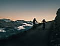 Spaltige Gletscherzungen, umstellt von Viertausendern.  4700 Höhenmeter auf 127 Kilometern. Für Genießer wäre die Stoneman-Route im Wallis eine Dreitages-Tour. Mindestens.  Als Tages-Tour wird sie zur Zitterpartie um jede Wattminute – und zum Rennen gegen das schwindende Tageslicht. 