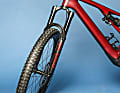 Die dicke Fox-Gabel ist State-of-the-Art und passt zum Einsatzbereich des Bikes. Auch die hauseigenen Reifen in der weichen Gummimischung können überzeugen.