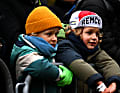 In Belgien fast immer dabei – auch wenn er nicht selbst mitfährt. Junge Fans mit Remco Evenepoel Rennkappe. Cross Weltcup in Antwerpen, 4. Dezember 2022 