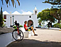 Kirchenbänkler: Auf der nicht allzu ­bergigen Insel Lanzarote bleibt Zeit für die ein oder andere kleine Pause.