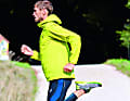 Ziel dieser Übung: In der Schwungphase beim schnellen Laufen soll das Knie­gelenk stark ­abgewinkelt sein. 