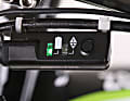 Um zu prüfen, ob die Batterie noch genügend Strom hat, drücken Sie ein paar Sekunden lang auf eine der Schaltwippen am Bremsgriff. Leuchtet die Lampe grün, ist noch genügend Strom im System. Wenn nicht, sollten Sie die Batterie laden.