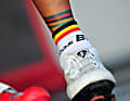 Nicht immer im Einklang mit den Radsocken: Philippe Gilbert (Quick Step-Floors) trägt Weltmeister-Streifen am rechten Unterschenkel.