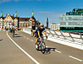 So sehen Fuß- und Radwege  in Kopenhagen aus: Die Brücke Lille Langebro schwingt sich über den Innenhafen
