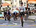 Technik kann Radrennen gewinnen - oder zumindest dabei helfen: Der Slowene Matej Mohoric gewinnt den Frühjahrsklassiker Mailand-San Remo und profitiert dabei von der Vario-Sattelstütze an seinem Rad, mit deren Hilfe er eine aerodynamisch bessere Position einnehmen und seinen Verfolgern mit einer waghalsigen Abfahrt vom Poggio di San Remo entkommen konnte.