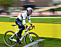 Regenbogen-Design von Kopf bis Rad: Pidcock wurde 2022 in den USA Cyclocross-Weltmeister und darf deshalb das Weltmeistertrikot tragen.