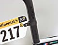 Nettes Detail an Pierre Rolands KTM ist die Startnummernhalterung aus Carbon. Die Sattelstütze ist dieselbe wie am Aero-Modell Revelator Lisse.