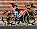 Auffälliger geht kaum: Das Cannondale SystemSix von Jonas Rutsch ist quietschbunt. Wie schon beim Giro d'Italia 2020 kooperiert der US-amerikanische Fahrradhersteller mit Rapha und Palace Skateboards und brachte diese Sonderkollektion heraus.