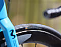 Mehr Reifenfreiheit: Rahmen und Gabel lassen wesentlich breitere Pneus zu, als die 25 Millimeter breiten Reifen an Enric Mas' Ultimate.
