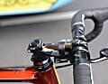 Ausgestattet ist das Rad mit Carbon-Laufrädern des französischen Herstellers Corima und relativ preiswerten, schweren Anbauteilen von FSA. Ein beliebter Trick, um das Mindestgewicht von 6,8 Kilogramm nicht zu unterrschreiten. Geschaltet wird mit Shimanos Dura-Ace Di2.
