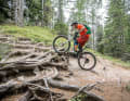 Nach der halben Pedalumdrehung setzt das Vorderrad dann auf dem Hindernis auf, und mit dem Körperschwerpunkt vorne gibt's dann einen Impuls nach vorne oben, den man mit seinem Körper unterstützen kann (Bild 3).