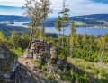 Der Lipno-Stausee ist 42 Kilometer lang – und heißt im Volksmund auch „Böhmisches Meer“. Typisch: Granitklippen auf den Gipfeln des Böhmerwaldes rings um die aufgestaute Moldau. 
