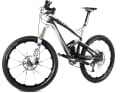 2010: Kehrte das Jekyll mit einem Paukenschlag in die Cannondale-Shops zurück. Mit dem DYAD-Pull-Shock-System und leichtem Carbon-Rahmen räumte das Topmodell in unserem BIKE-Test voll ab: „universell wie kein anderes, ohne Schwächen“ bestätigen die Tester. Die schwereren Alu-Modelle tragen die gleichen Gene, knacken aber die 12-Kilo-Marke bei weitem nicht. Damals hatte das Jekyl 150 Millimeter Federweg und 26 Zoll-Laufräder.