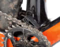 Scott verbaut als einziger Hersteller eine kleine Kettenführung für den 1x12-Antrieb von Sram. Zwar hatten die anderen Eagle-Schaltgruppen kein Problem mit abfallenden Ketten, aber man weiß ja nie. Auch beim Laufradwechsel bleibt die Kette so auf dem Kettenblatt.