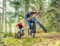 Ich bin schon da! Das Rotwild kann das Specialized buchstäblich auf Knopfdruck abhängen. Der EP8 ermöglicht dem R.E375 Uphillflow in Passagen, wo der Kenevo-Pilot um Vortrieb kämpft.