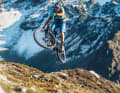 Flache Lenkwinkel und lange Geometrien geben viel Selbstvertrauen auf dem Trail. Gewicht und Federweg der Trailbikes machen sie zudem viel handlicher als Enduros.