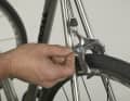 2. Shimano-Fahrer drehen den Entspannhebel direkt an der Bremse nach oben, damit die Bremsbeläge den Reifen durchlassen.