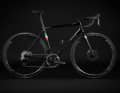 In drei Ausstattungsvarianten bietet Colnago das C68 als Carbon-Komplettrad an. Die "Einsteigerversion" kommt mit SRAM Red eTap und Zipp-Laufrädern (das gezeigte Rad ist mit einem Satz Fulcrum ausgestattet) für 13.260 Euro.