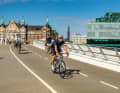So sehen Fuß- und Radwege  in Kopenhagen aus: Die Brücke Lille Langebro schwingt sich über den Innenhafen